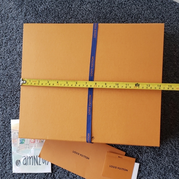 Louis Vuitton Gift Box & LV Ribbon with Gift tag - Picture 3 of 5